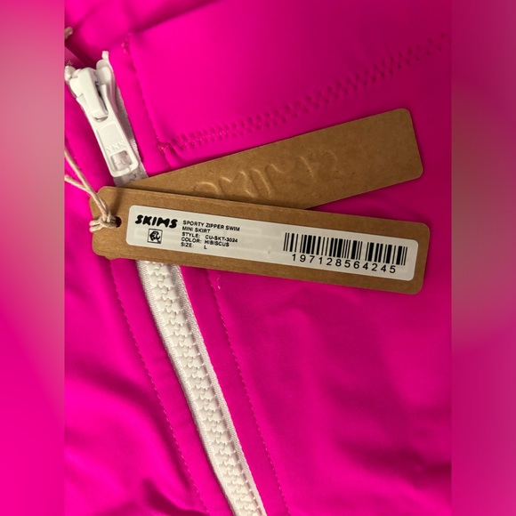 Skims Sporty Zipper Swim Hisbicus Mini Skirt - Picture 2 of 4